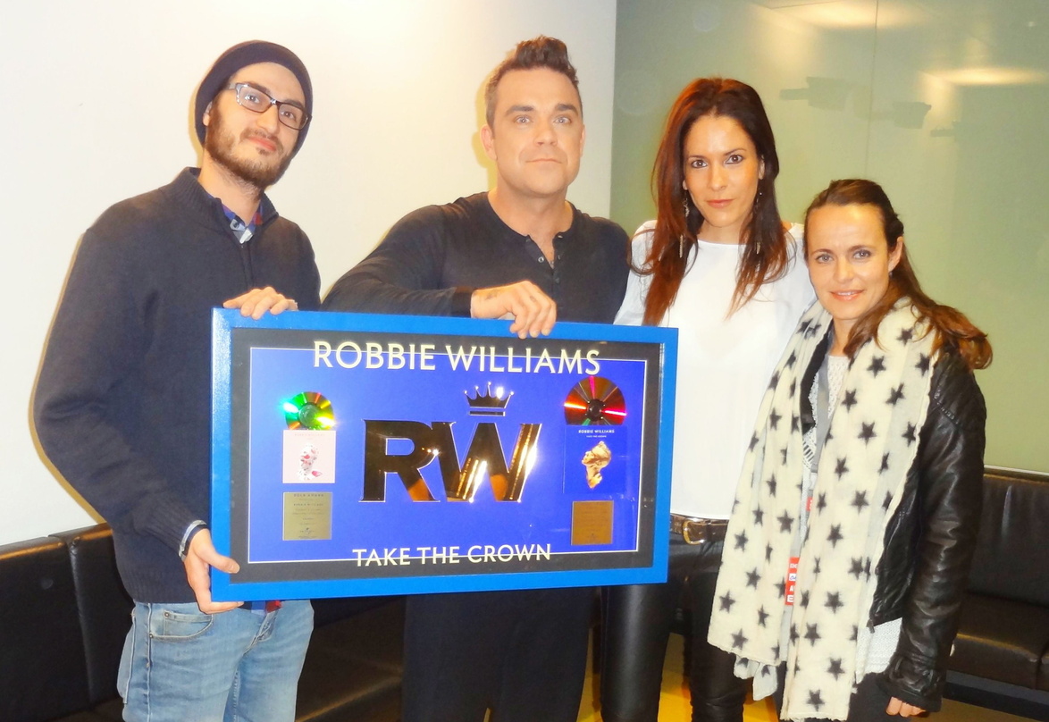 Ausgezeichnet: Robbie Williams (2. von links) mit dem Universal-Team
