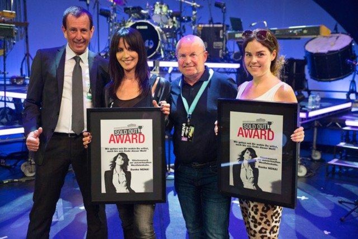 Bei der Übergabe des Awards (von links): Jochen Meschke (Veranstaltungszentrum Westfalenhallen), Nena, Fred Handwerker (handwerker promotion) sowie Eileen Brunngräber (Wizard Promotions)