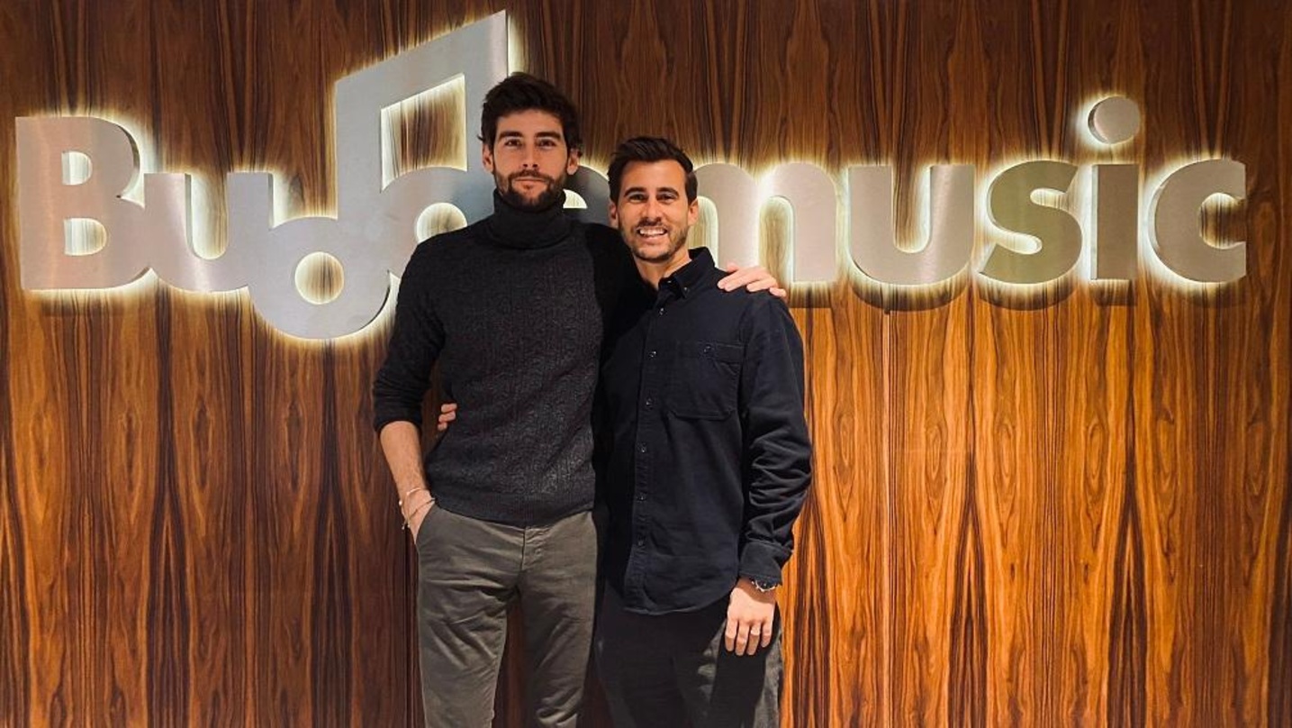 Alte und neue Partner: Alvaro Soler (links) und Benjamin Budde, CEO Budde Music Publishing, hier in Vor-Corona-Zeiten