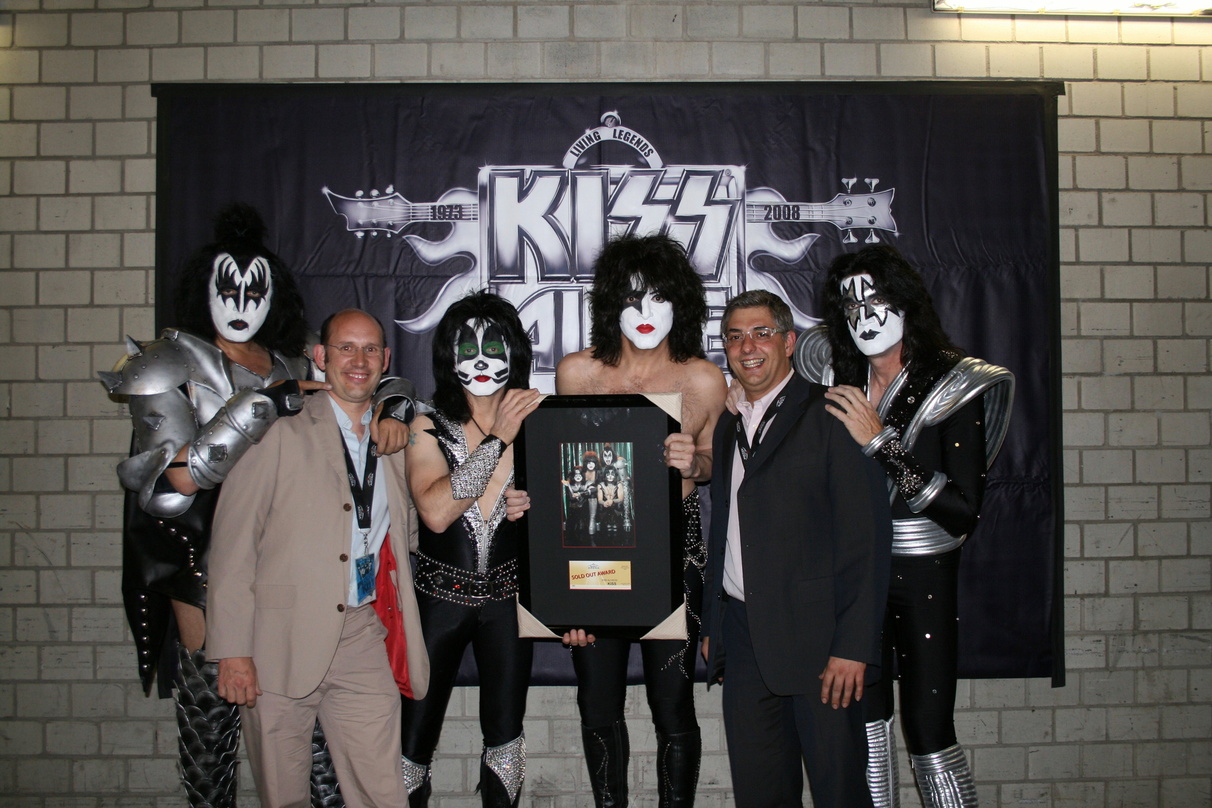 Trafen sich zur Verleihung: SMG Entertainment und Kiss||Trafen sich zur Verleihung (v.l.n.r.): Gene Simmons (Kiss), Michael Brill (Regional Vice President SMG Entertainment Deutschland), E...