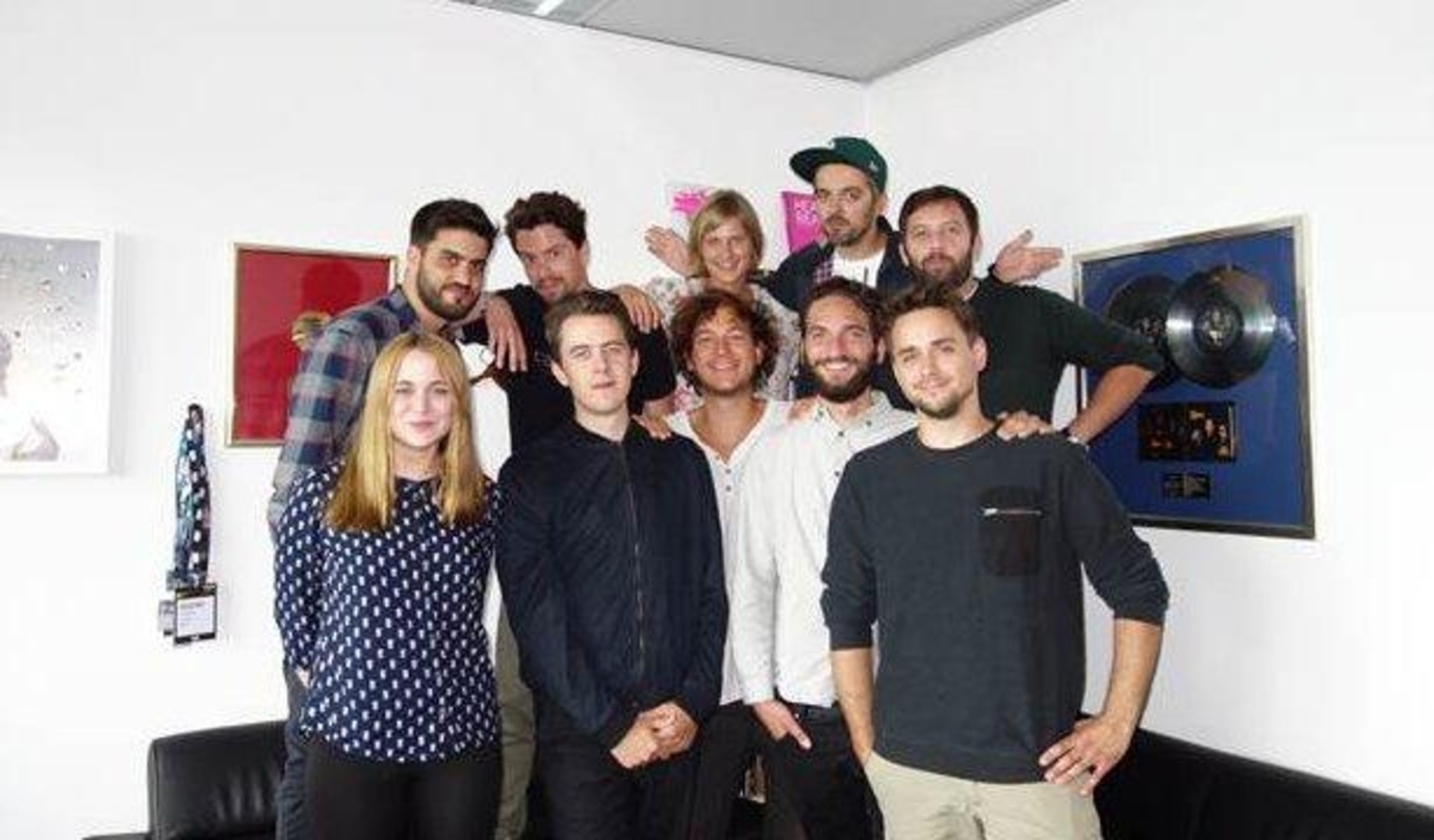 Neue Partner: Das Creative-Team von Sony/ATV um Max Paproth (hinten, 2. von links) mit den Kytes aus München