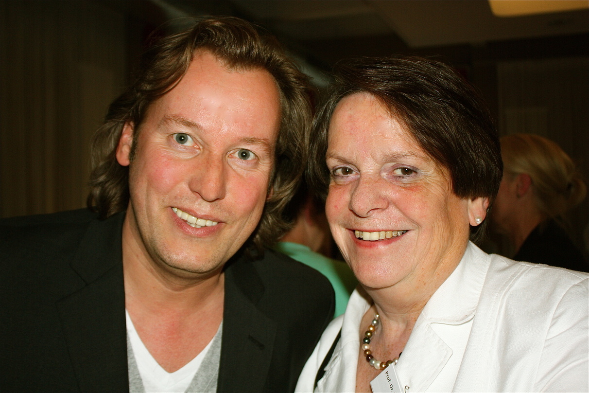 Schulterschluss: Senatorin Karin von Welck mit Benedikt Lökes