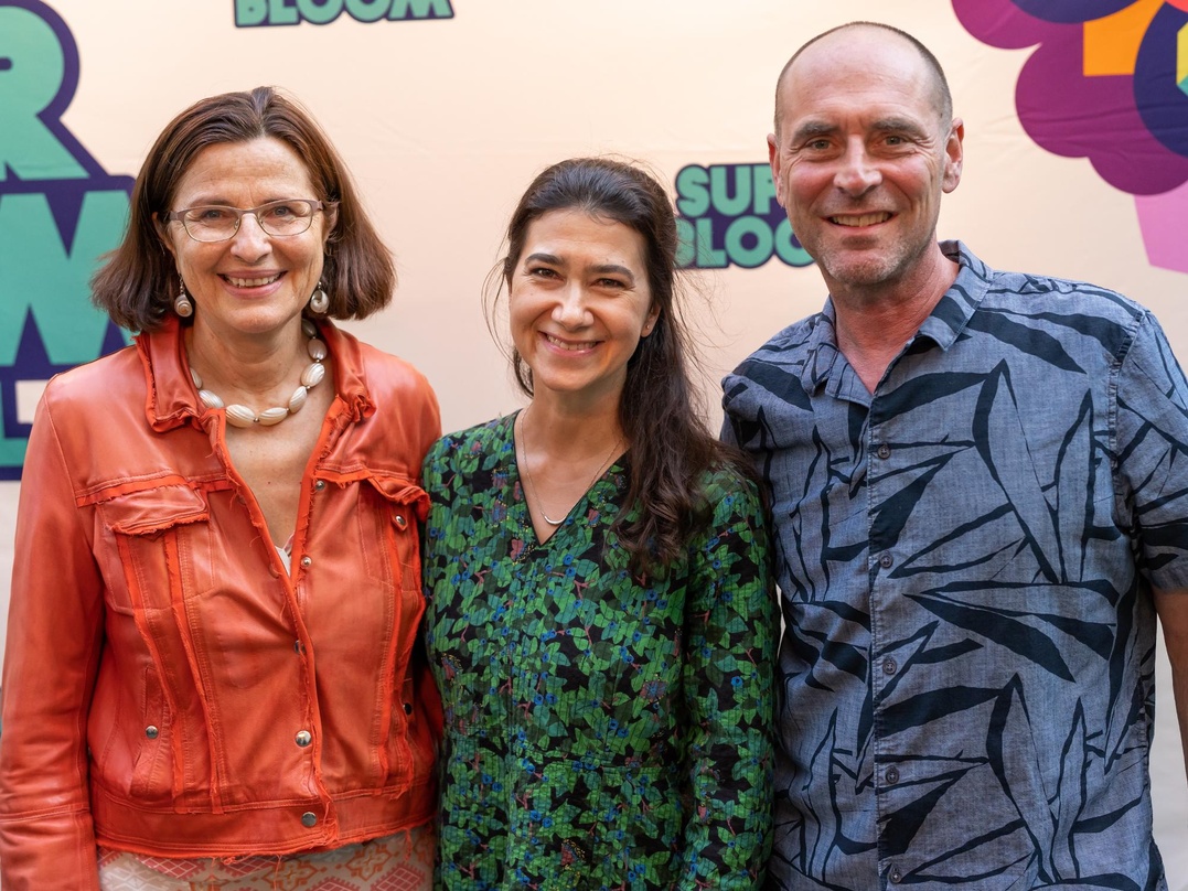 Stellten das Festivalkonzept den Gästen beim Season Starter vor (von links): Marion Schöne (Olympiapark München), Fruzsina Szep (Superbloom) und Stadtrat David Süß (Harry Klein)