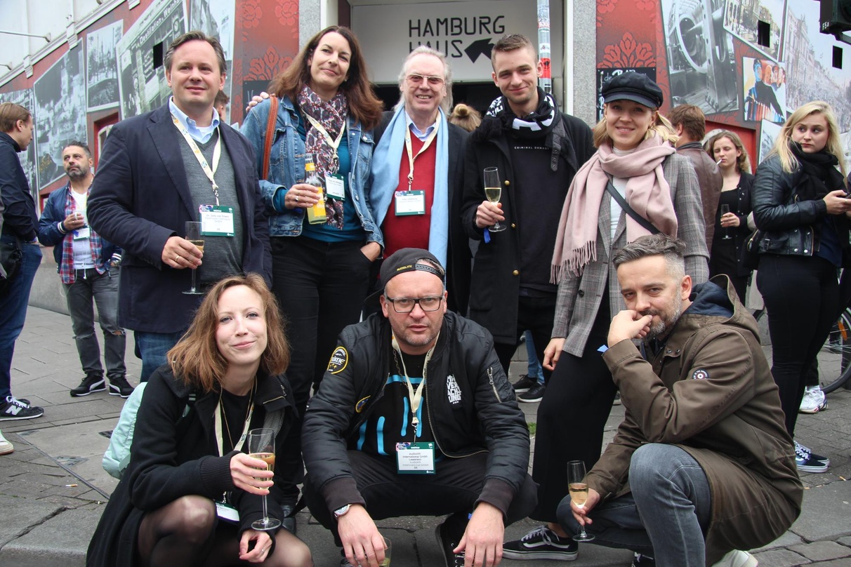 4b4bd1a4502c11f867fcf7112e5bf20ebc2602fb1f81ff0758cbd135bd6f22b6 Trafen sich beim Hamburg Indie Sekt Empfang im Hamburg Haus (von links): Götz von Einem (Peermusic), Thoja von Uthmann (Peermusic), Hille Hillekamp (Grand H Music), Adrian Hillekamp (Grand...