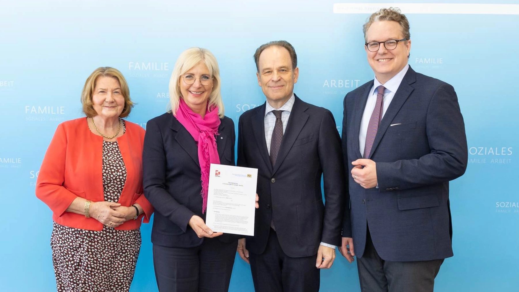Versprachen weniger Bürokratie und geringere Kosten (von links): Eva Gottstein (Ehrenamtsbeauftragte der Bayerischen Staatsregierung), Staatsministerin Ulrike Scharf, GEMA-Vorstandsmitglie...