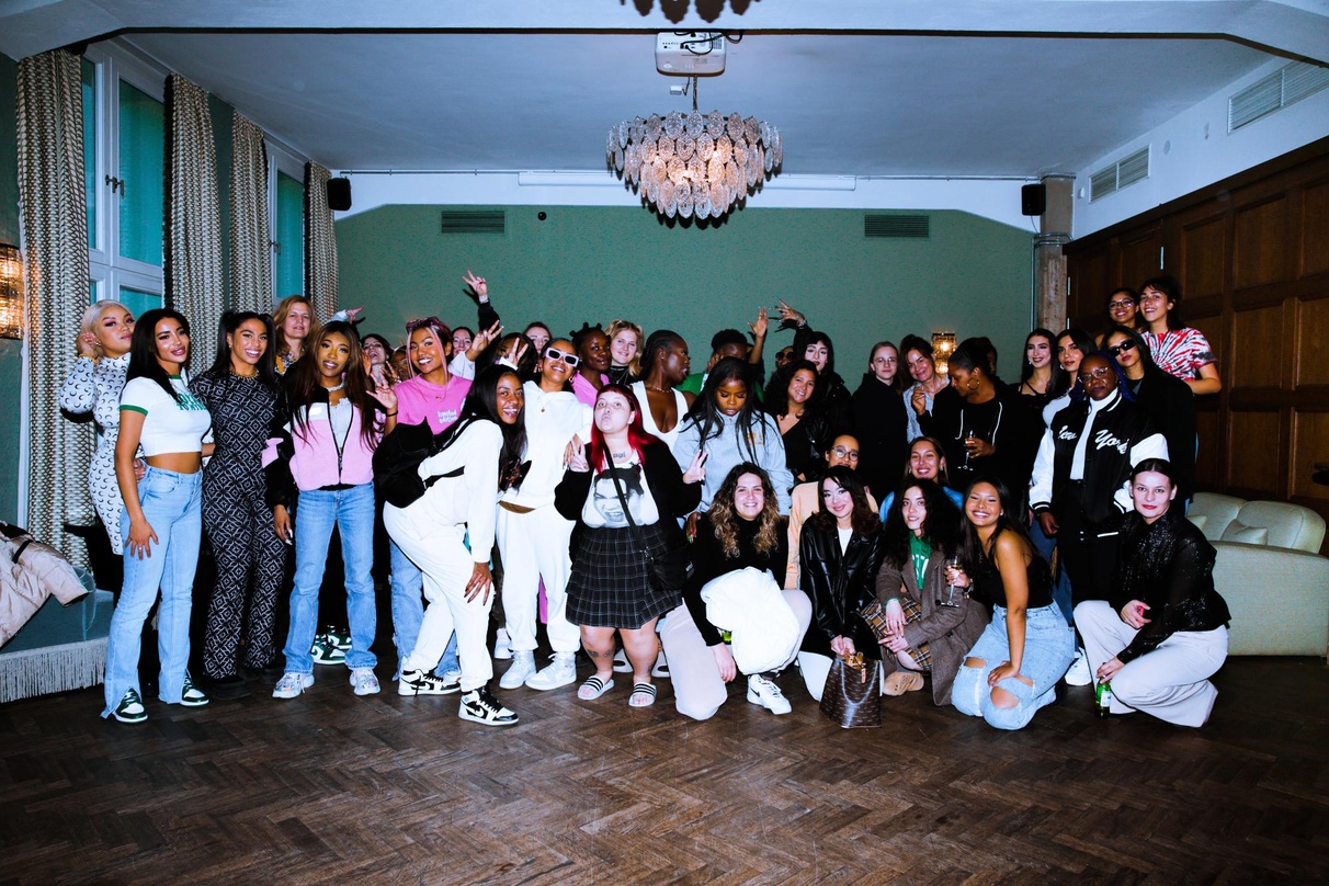 4b6728a33e7e2f2b4a30f4d4e5ade840d3a29a0dddd882d58100041351f7dfc3 Beim Kick-Off zum Songwriting-Camp: die Teilnehmerinnen von "She"