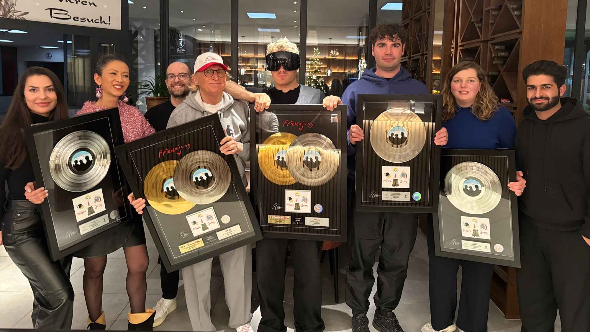 Feierten am 19. Dezember 2024 die Platinverleihung in Hamburg (von links): Tina Assly (Senior Project Manager Vertigo Berlin), Linh Lu (Geschäftsführerin Rüssl Musikverlag und Managerin Ot...