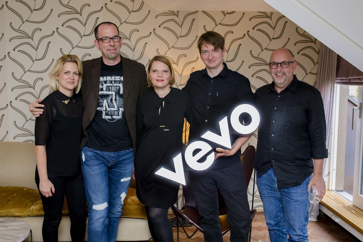 Hatten das Vevo-Logo und die Präsentation der neuen tvOS-App in München fest im Griff (von links): Nicola Formoy (Head of PR, Vevo), Jon Carvill (Senior Vice President Communications Vevo)...
