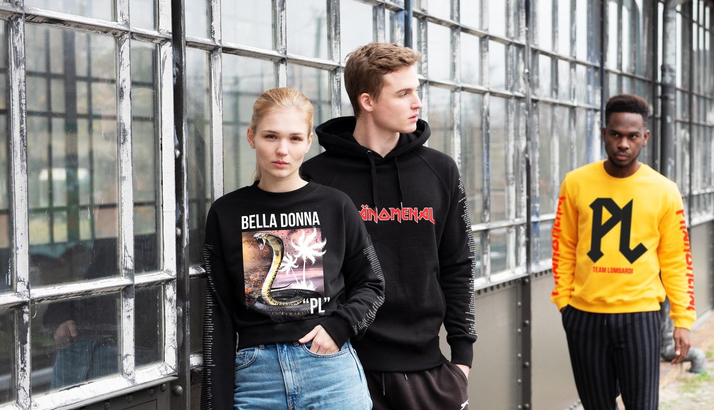Führen Beispiele aus der Kollektion vor: Models mit Pietro-Lombardi-Fanshirts