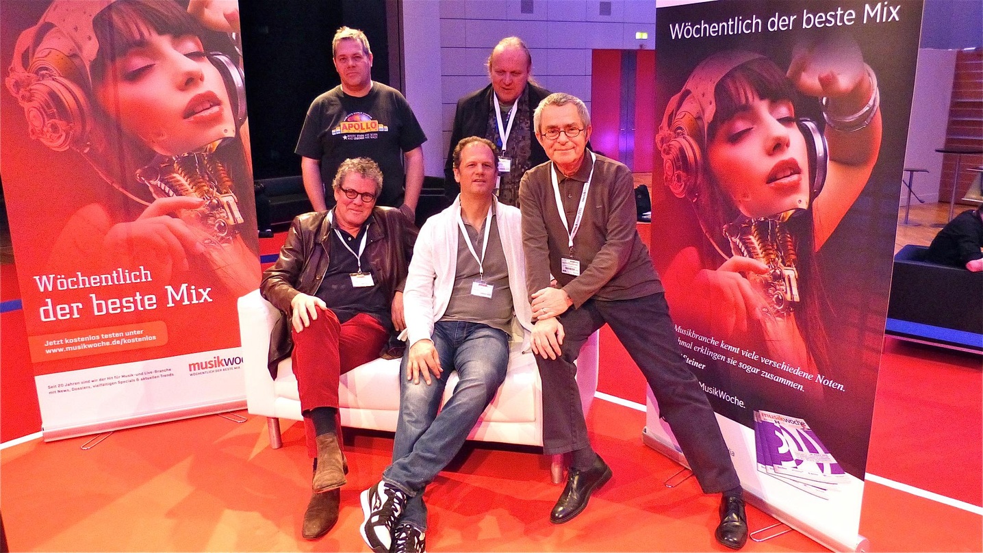 Präsentiert vom Preis der Schallplattenkritik e.V: auf der MusikWoche-Couch in Frankfurt (von links) Fritz ­Werner Haver, Martin Haas und Manfred Gillig-Degrave, dahinter Torsten Fuchs (li...
