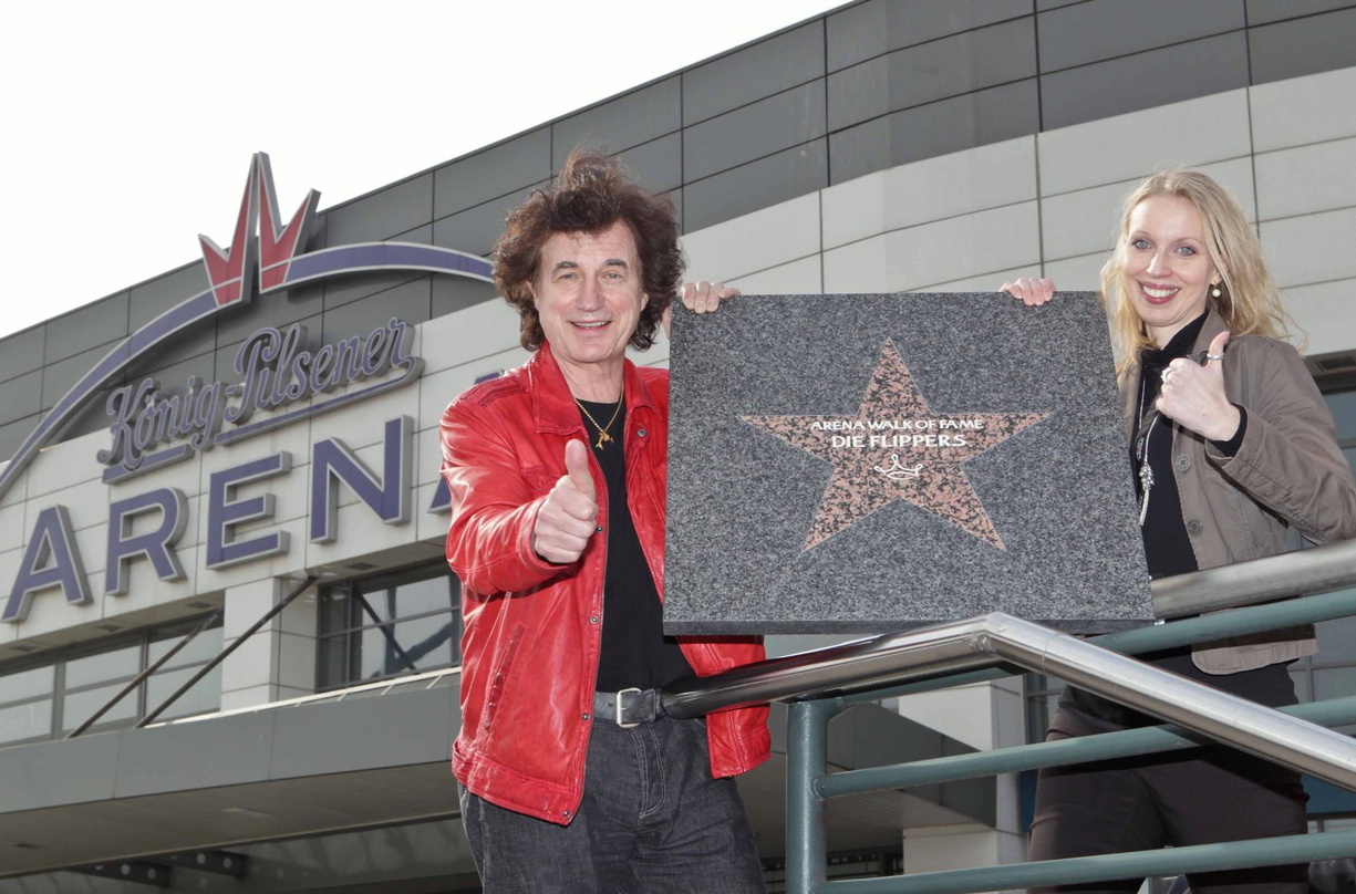 Bei der Verlegung des Walk Of Fame in Oberhausen: Olaf Malolepski (Flippers) und Arena-Pressesprecherin Nicole Mai
