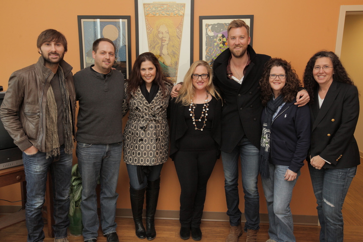 Nach dem Vertragsabschluss (von links): Dave Haywood (Lady Antebellum), Jeff Skaggs (Director of Creative Kobalt), Hillary Scott (Lady Antebellum), Whitney Daane (Senior Vice President Cre...