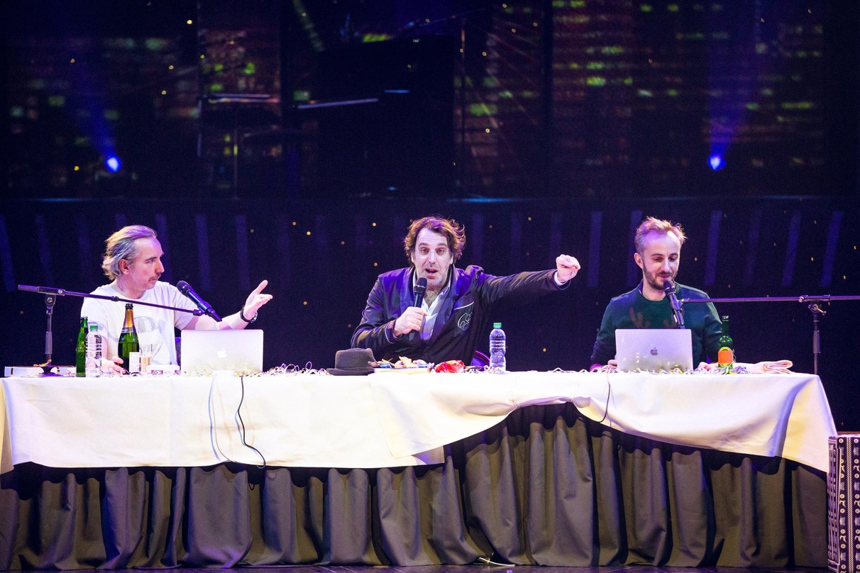 Machten mit "Fest & Flauschig" Station in Bochum: die Podcast-Macher Olli Schulz (links) und Jan Böhmermann (rechts) mit Chilly Gonzales als Gast auf der Bühne des Starlight Express Theaters