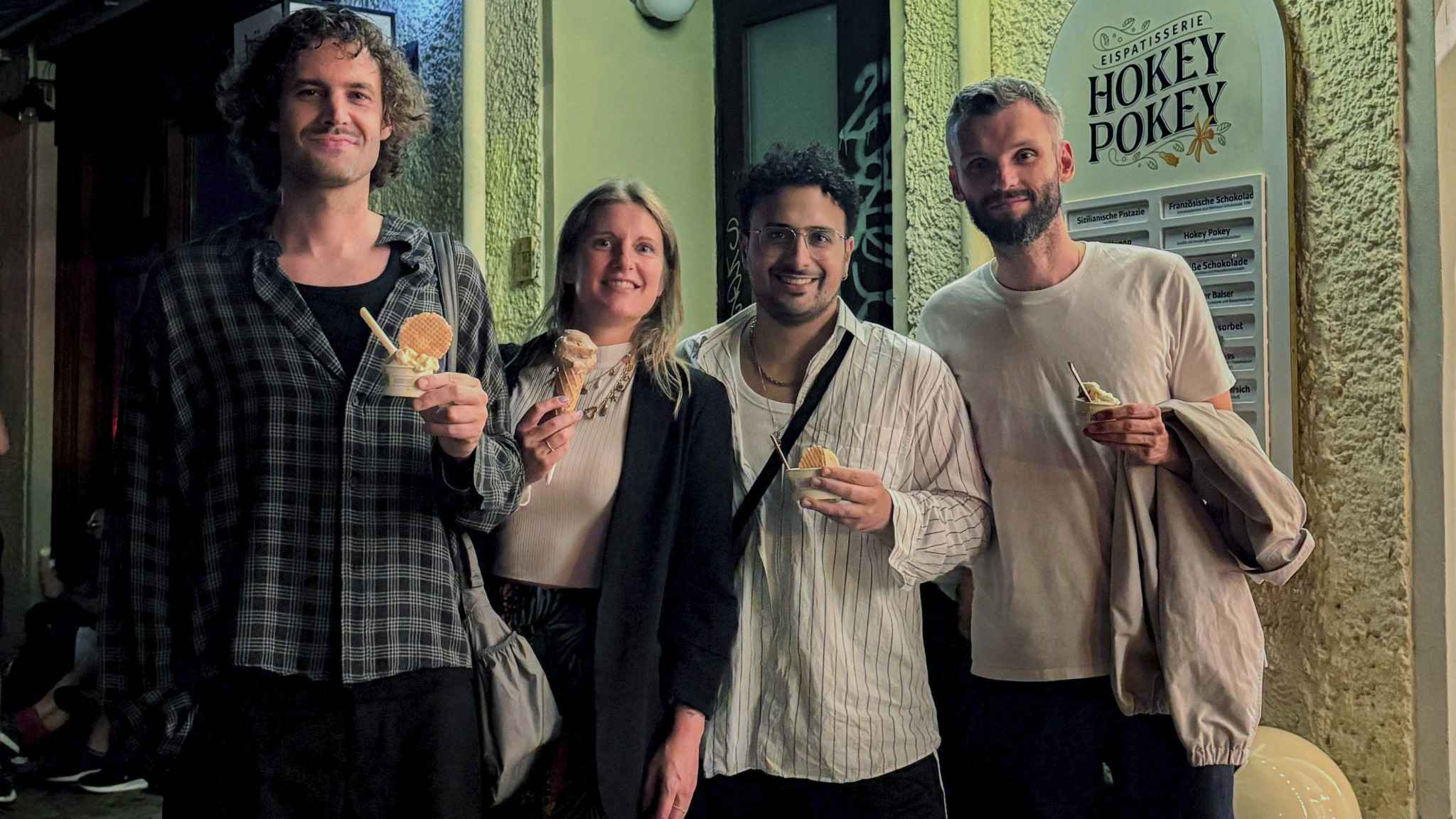 Haben sich auf eine Zusammenarbeit geeinigt (von links): Maximilian Matschnig (Co-Founder Off The Record), Sarah Schneider (Head Of A&R Peermusic), Parsa Sarraf alias Vittoria PS und Antoi...