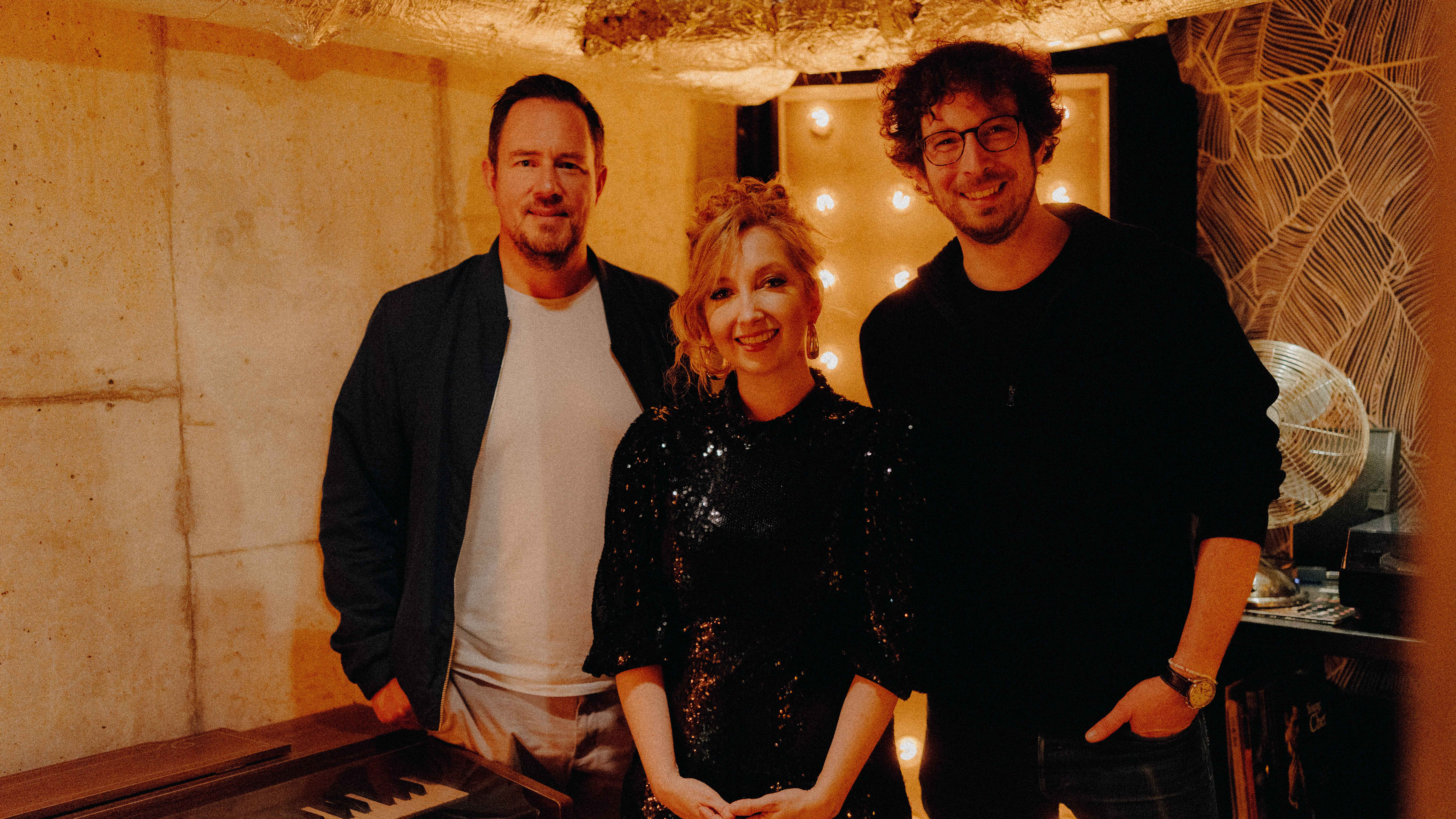 Bei der Jubiläumsshow im Mojo: Oliver Thienhaus (links, The Pantry Music ), Miu und Henning Oppermann (The Pantry Music).