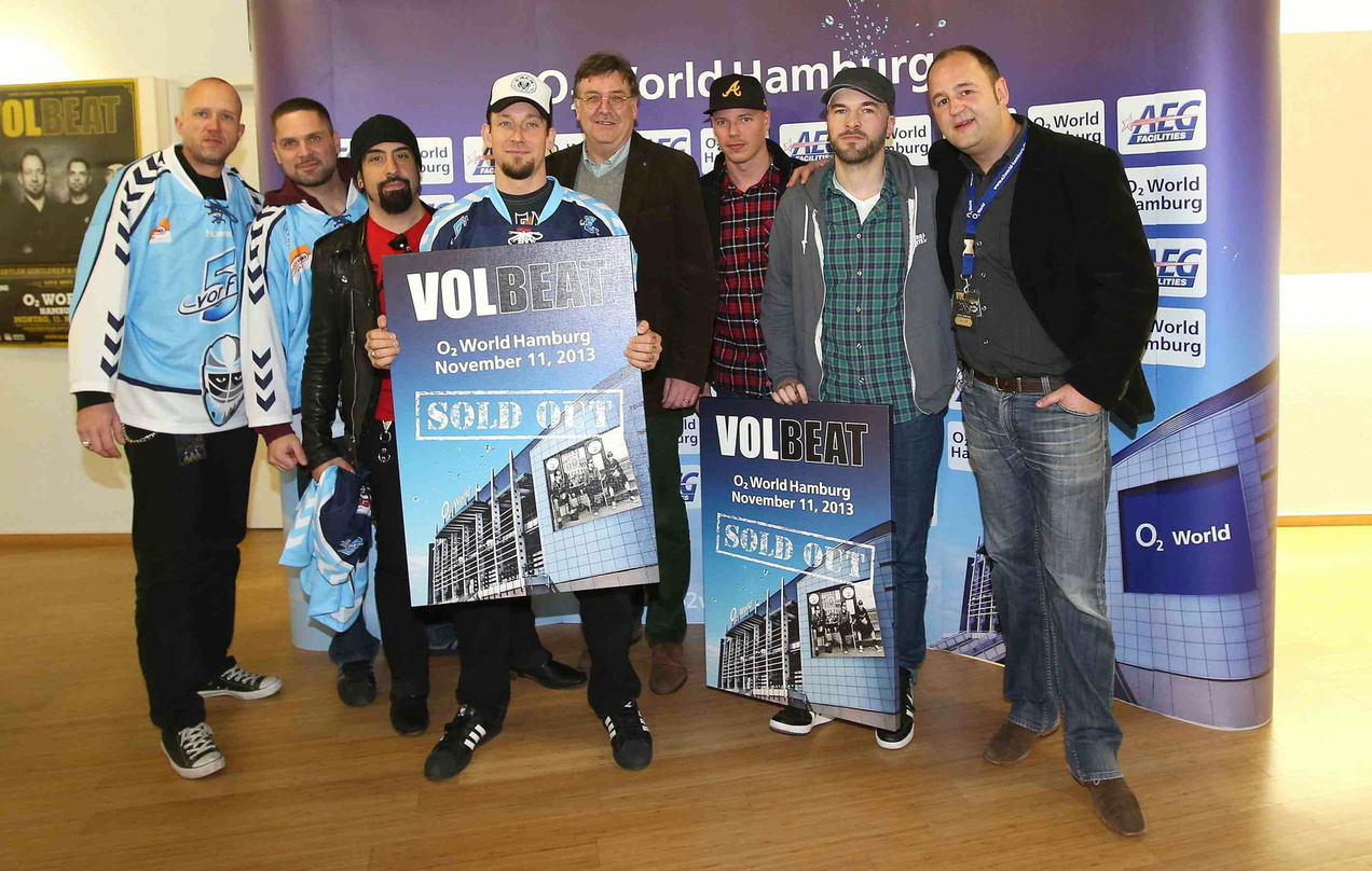 Trafen sich in der O2 World zur Überreichung von Award und Trikots der Hamburg Freezers: Volbeat mit Repräsentanten von O2 World und Hamburg Konzerte sowie Eishockeyspieler Morten Madsen