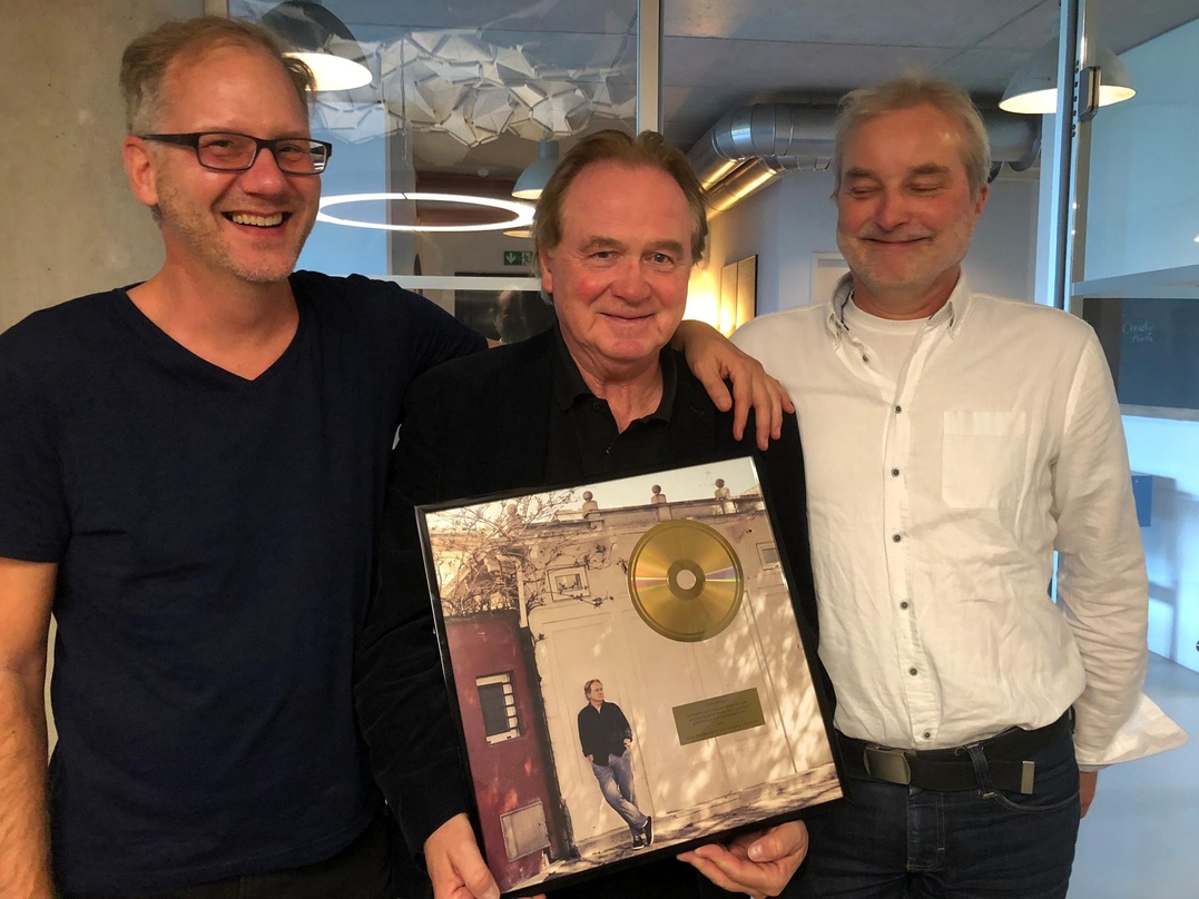 Bei der Verleihung (von links): Peter-H. Stelling (Yellow Media), Klaus Hoffmann und Jörn Heinecker (Indigo)
