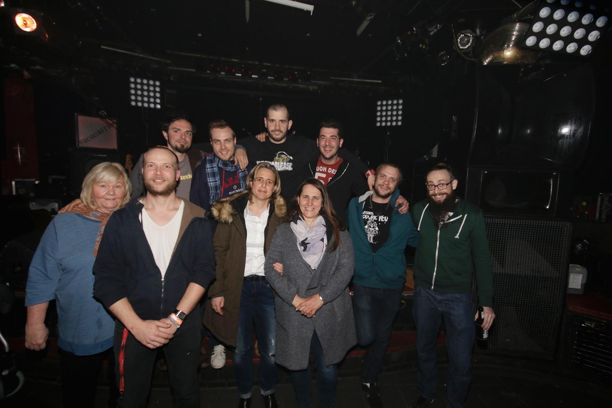 Trafen sich vor dem Konzert in Hannover (hinten, von links): S. Klein alias Sam, L. Schmitt alias Ry'm, Q. Babst alias DJ Q und M-A Schmitt alias Marco (alle Lyre Le Temps) sowie (vorn, vo...
