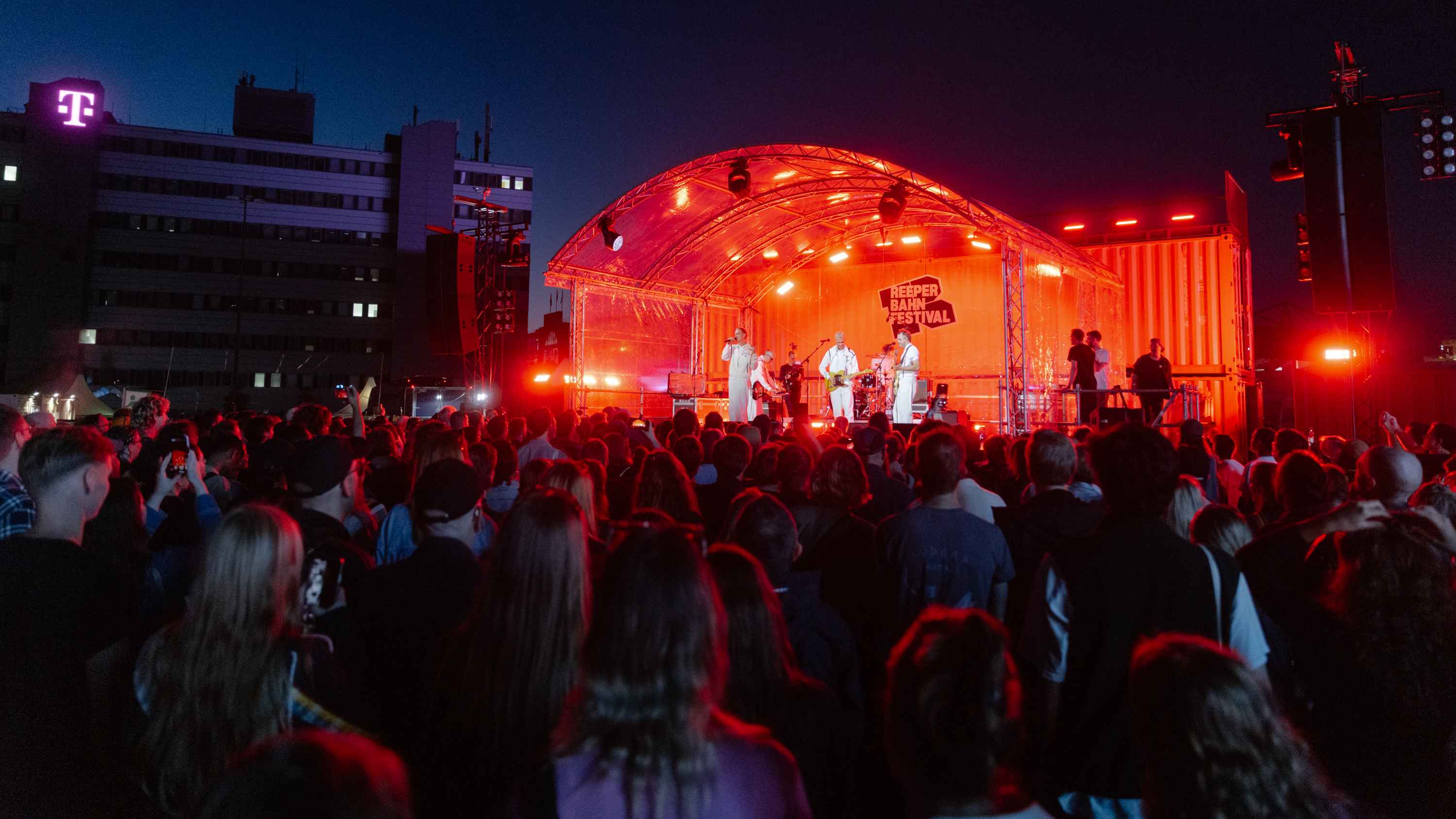 4c32b531 7385 43ba 9074 2b0144eaa67e Traten 15-mal beim Reeperbahn Festival auf: Kraftklub, hier bei ihrer Show im Festival Village.