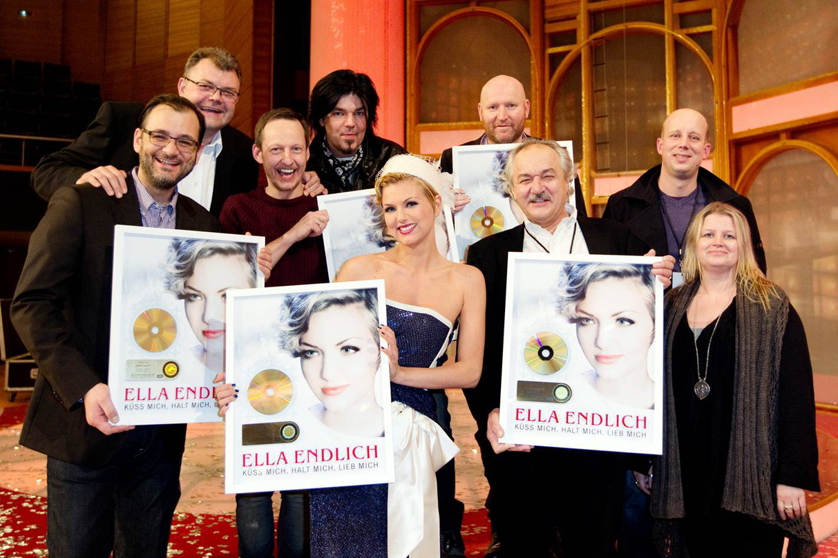 Feierten Singles-Gold bei der "Krone der Volksmusik": Ella Endlich und ihr Label- und Kreativteam||Die gesammte Delegation bei der Gold-Verleihung bestand aus (v.l.n.r.): Marc Hiller (Text...