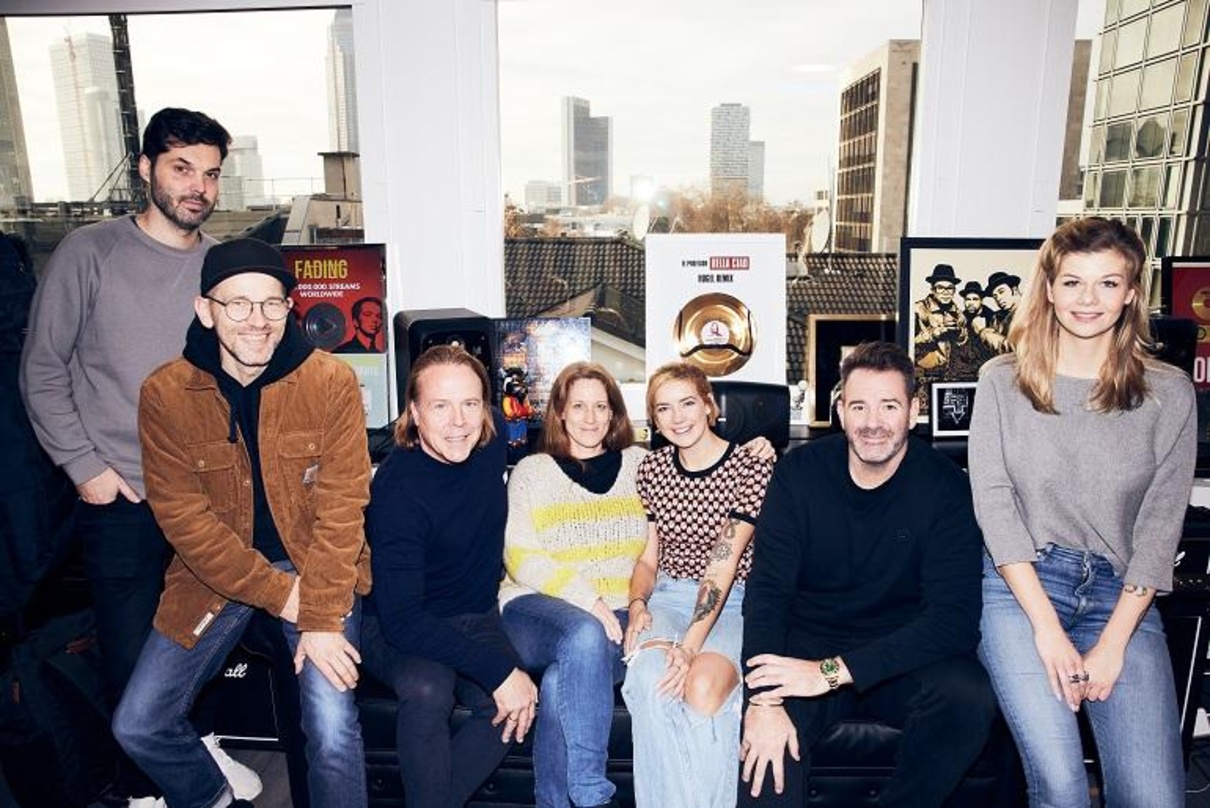 Gehen gestärkt ins Jahr 2022 (von links): Sebastian Serrano, Maurice Walper, Frank Klein, Melanie Kreie, Rachel Boerner, Stefan Dabruck und Julia Osterried (alle SDM)