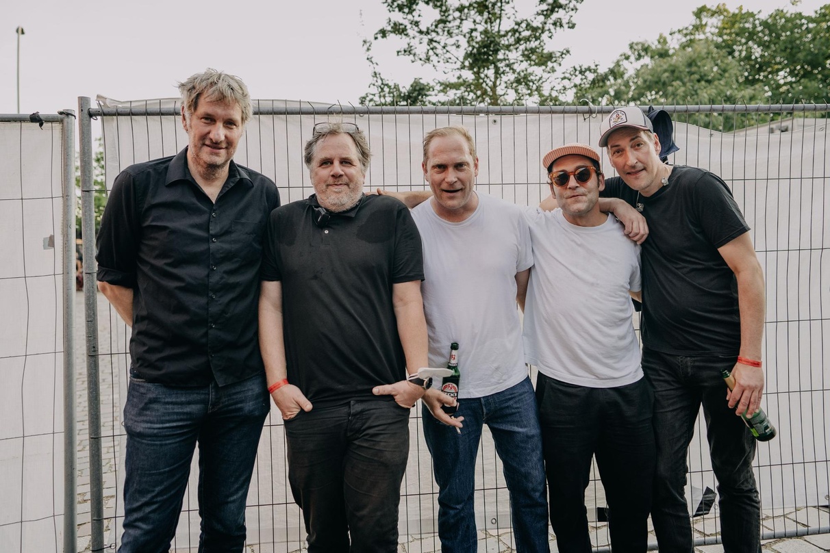 Zelebrierten mit 2000 Fans den runden Labelgeburtstag (von links): Marcus Wiebusch, Rainer G. Ott und Thees Uhlmann (alle GHvC), Gastsänger Axel Bosse und Reimer Bustorff (GHvC)