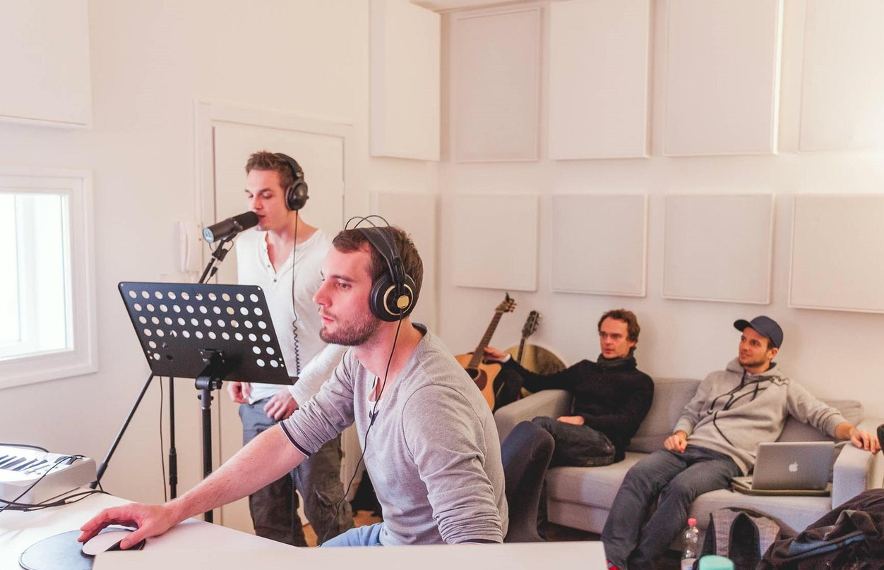 Nahmen 2013 in den 330 Studios am ersten Hamburg Sonwriting Camp teil (von links): Konrad Wissmann, Jo Varain, Dominik Pobot und Simon Bergholz