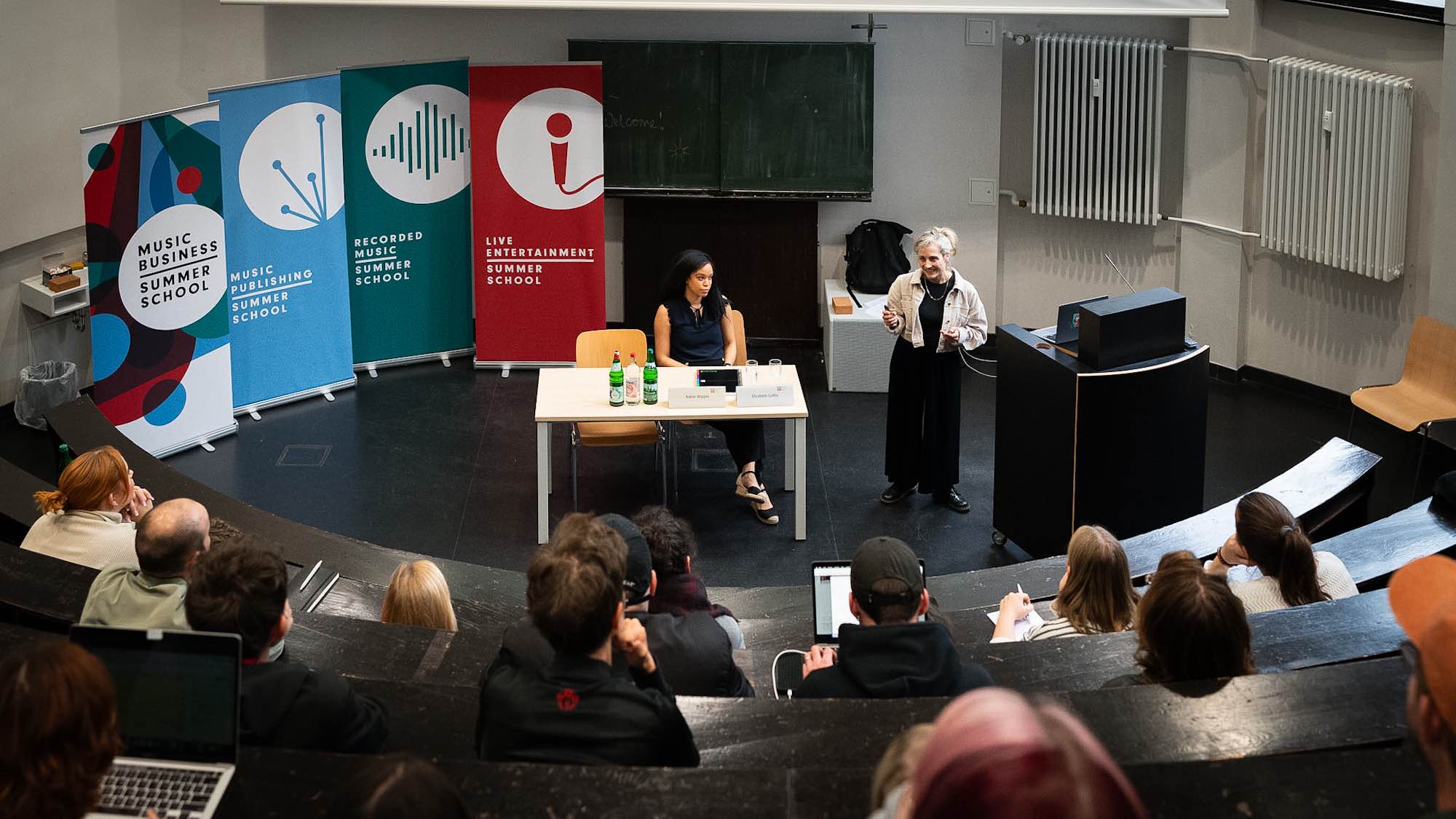 Kuratiertes Programm für Fachkräfte und aufstrebende Talente: die Music Business Summer School, hier eine Runde zum Thema Nachhaltigkeit, lockte in diesem Jahr 65 Teilnehmende aus zwölf Bu...