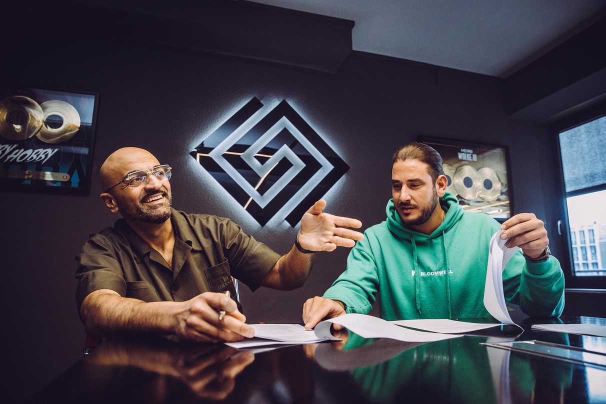 Besiegelten die Zusammenarbeit bei Goldmann Music in Köln: Xatar (links) und Niklas Kouparanis
