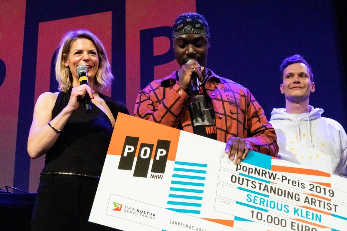 Bei der Preisverleihung 2019 (von links): Moderatorin Anja Backhaus, Serious Klein und Laudator Jan Kawelke)