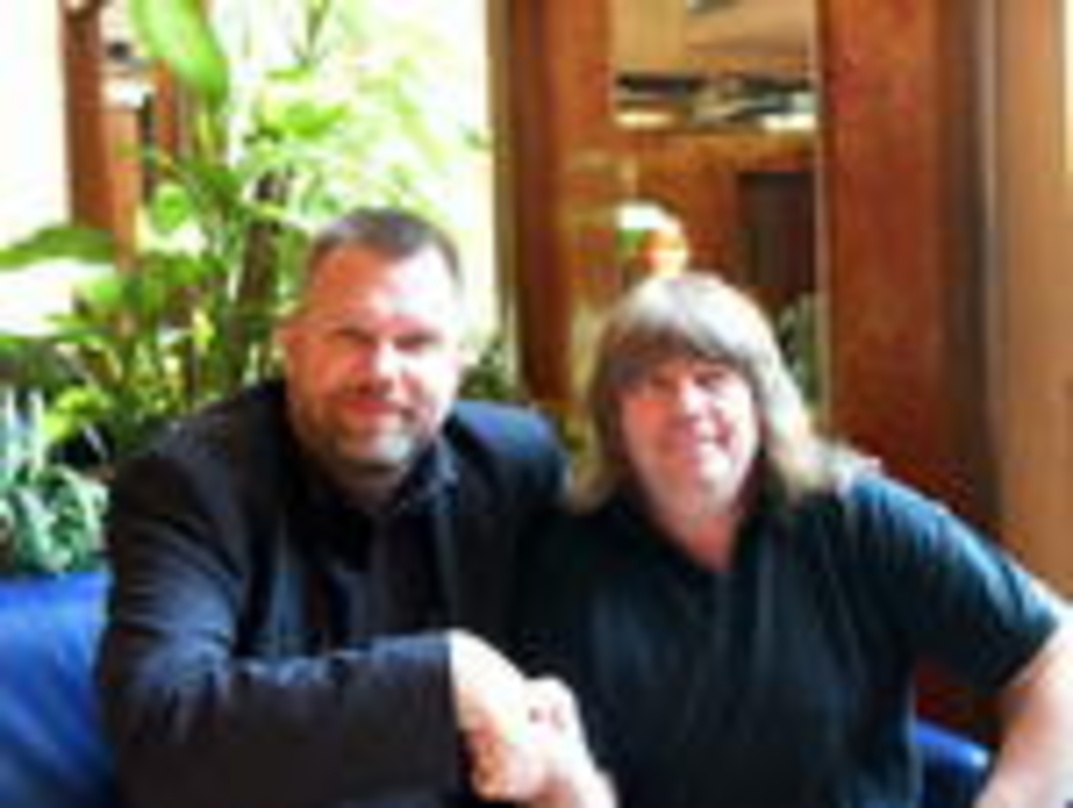 Besiegelten den Vertrag mit Handschlag: Thomas Glagow (l.) und Andy Scott