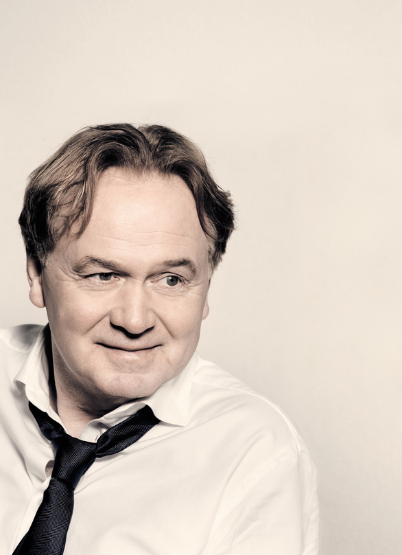 Reflektiert auf der Bühne sein Leben und feiert mit bekannten Kollegen seinen 60. Geburtstag: Klaus Hoffmann