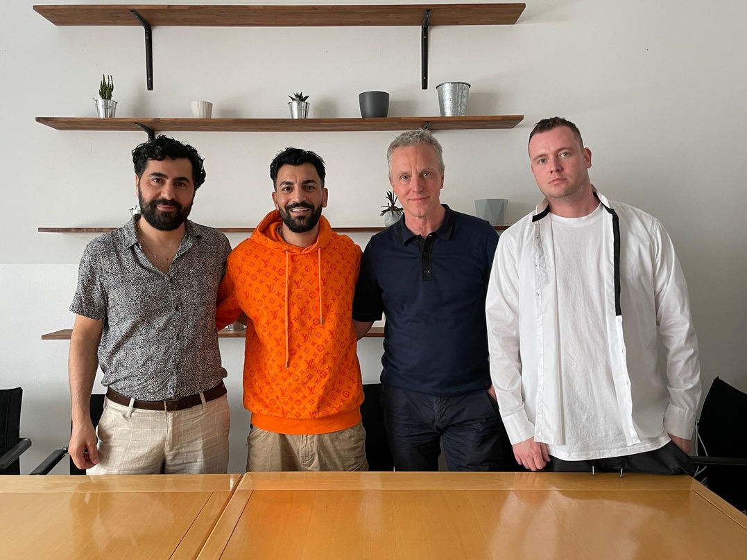 Arbeiten auch künftig zusammen (von links): Ramazan Kaplan (Management Kadr), Abdulkadir "Kadr" Kaplan, Konrad von Löhneysen (Managing Director Embassy Of Music) und Danny Meißner ( A&R un...