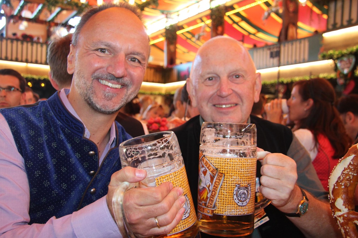 Hoch die Krüge: Gastgeber Marko Tomazin (links, Gute Laune TV) und Jürgen Thürnau (Crocodile Music, Management Spider Murphy Gang)