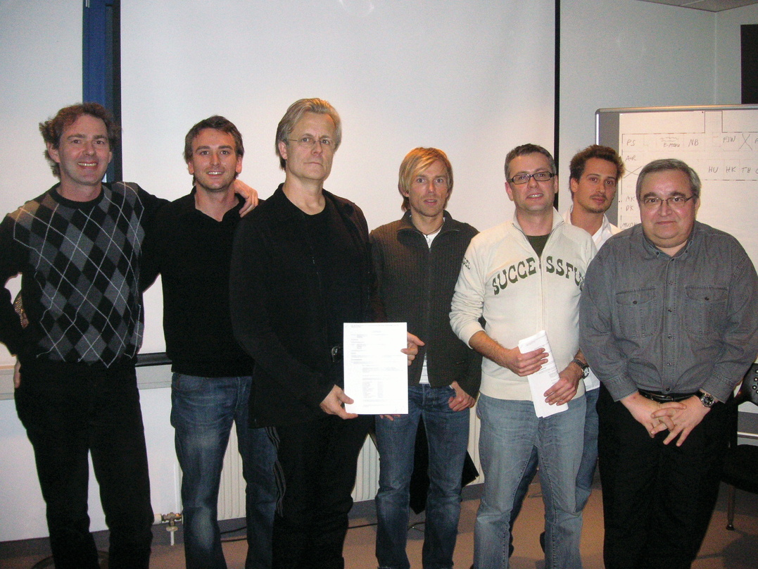 Bilden das Falco-Team 2008 (v.l.n.r.): David Bronner (A&R Consultant Sony BMG Austria), Dietmar Lienbacher (Head of Concept & Catalogue Marketing Sony BMG Austria), Thomas Rabitsch,
Stefan...