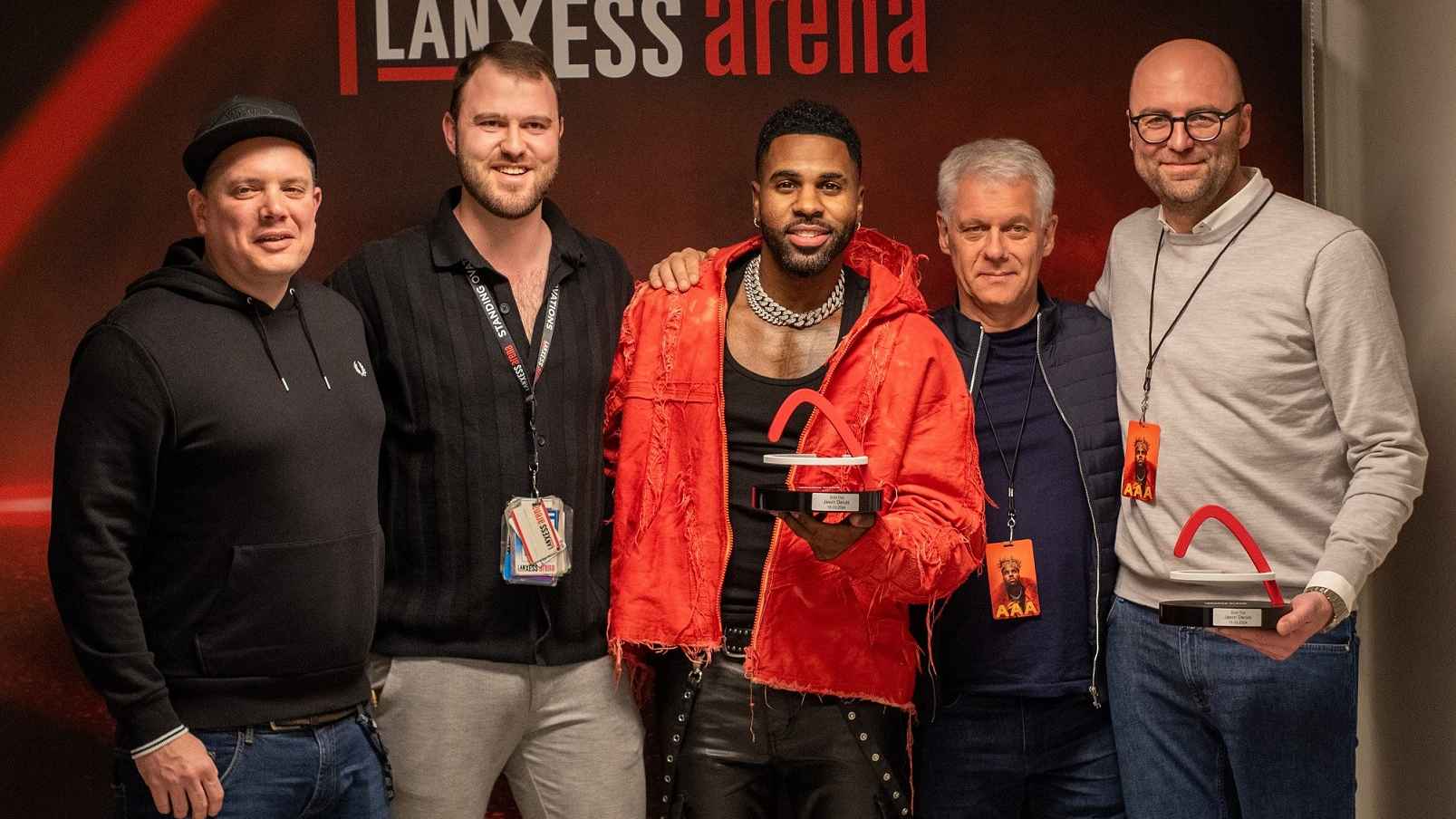 Backstage (von links): Nico Hamm (Concert Team NRW), Carsten Heling (Lanxess Arena), Jason Derulo, Nigel Hassler (Agent) und Christian Gerlach (Neuland Concerts).