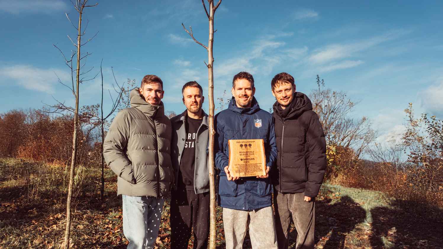 Umweltbewusst: die Band Revolverheld mit ihrem Walnussbaum im Hamburger Fame Forest.