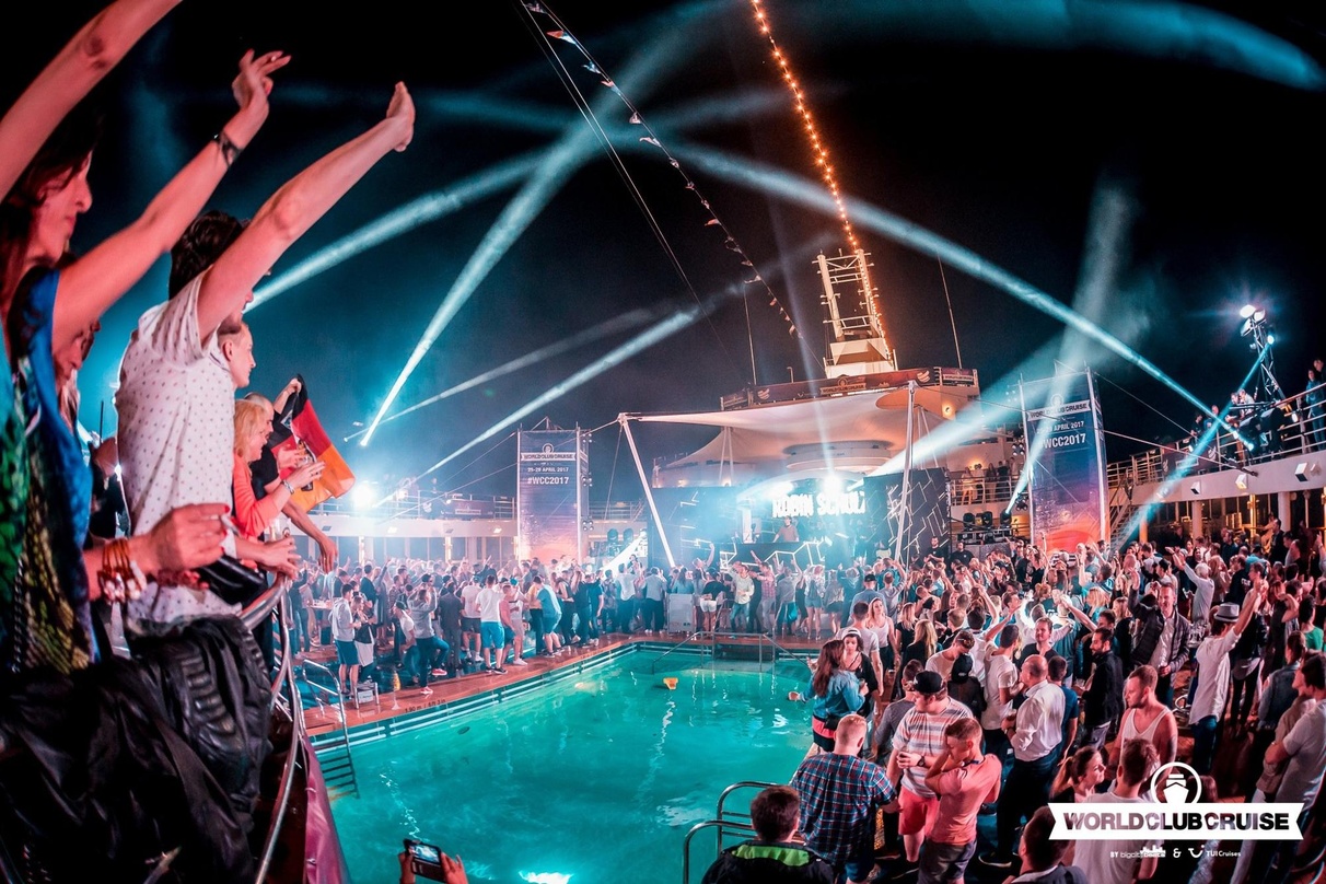 Ausgelassene Stimmung: Feiernde Kreuzfahrtgäste beim Auftritt von Robin Schulz am Pooldeck