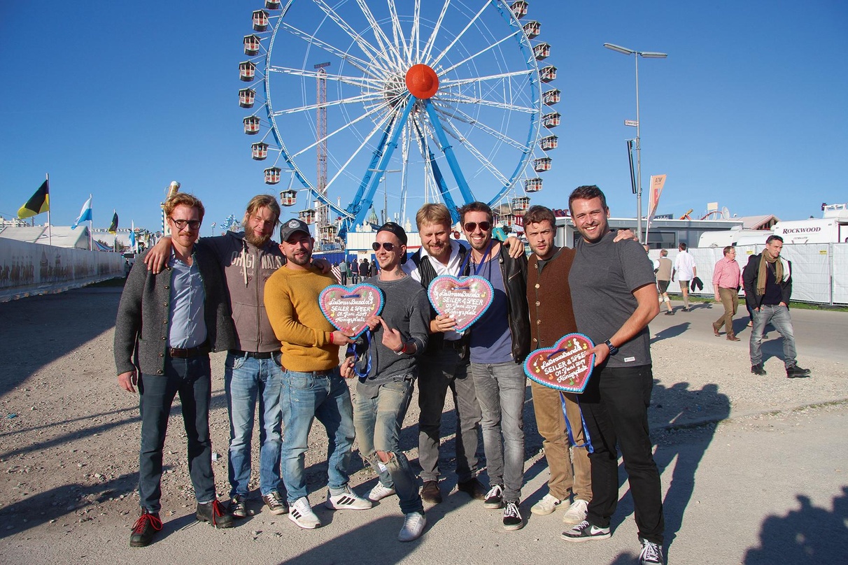 Stellten auf der Wiesn 2018 das Open Air auf dem Königsplatz vor: Seiler & Speer, Stefan Dettl und die Musiker von LaBrassBanda sowie Stefan Seidl (rechts, Projektleitung Global Concerts)
