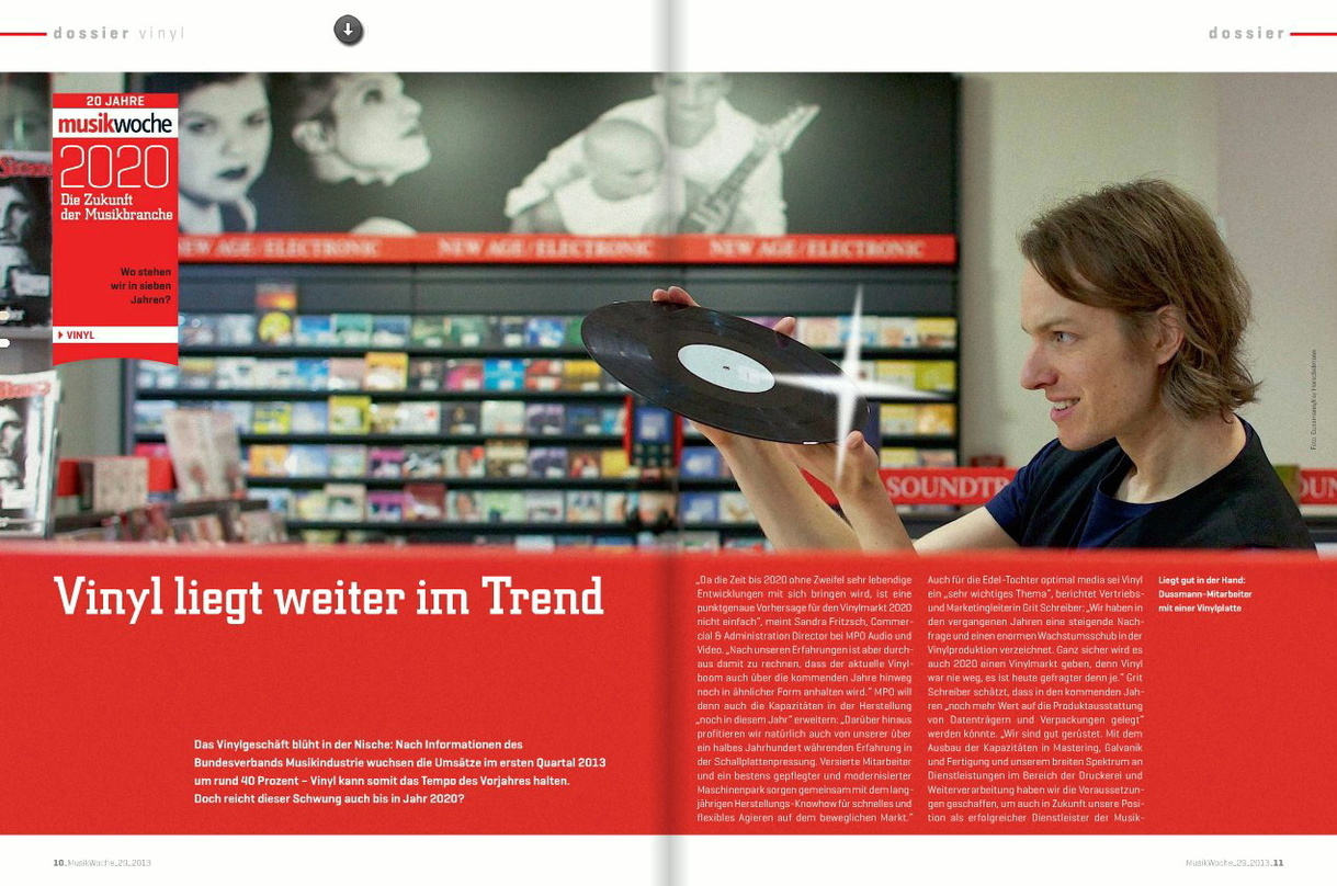 Liegt gut in der Hand: Dussmann-Mitarbeiter mit einer Vinylplatte