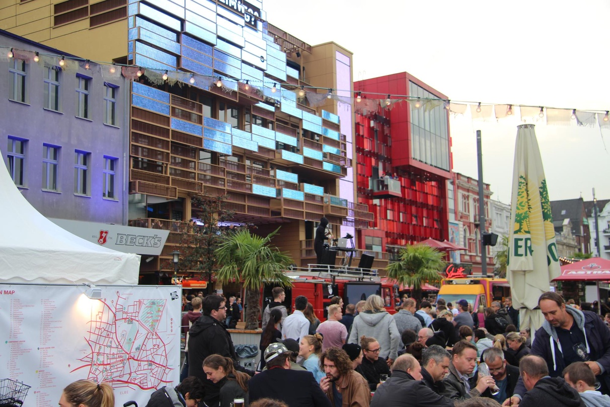 Treffpunkt für Reeperbahn- Besucher: der Spielbudenplatz vorm Clubhaus