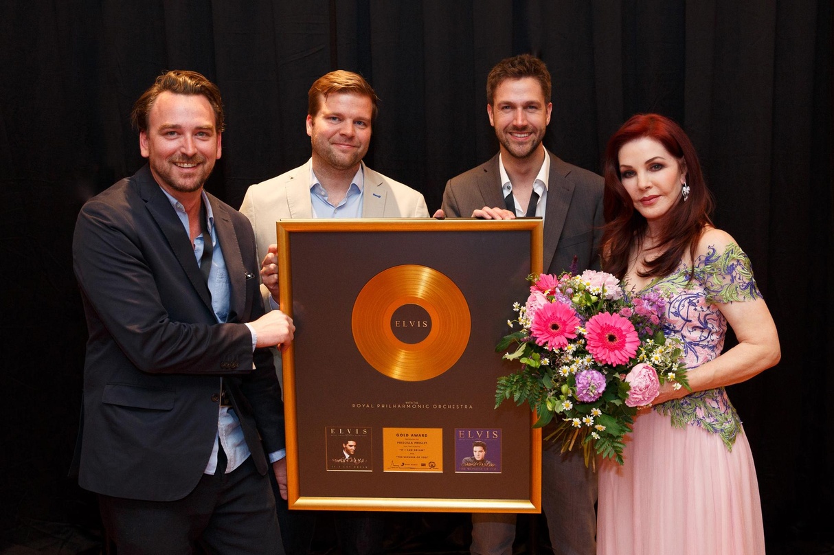 Bei der Preisübergabe (von links): Dietmar Lienbacher (Division Head Sony Music Austria), Stefan Hochwallner (Director Sales Sony Music Austria), Philipp Neuhaus (Head of Catalog & Concept...
