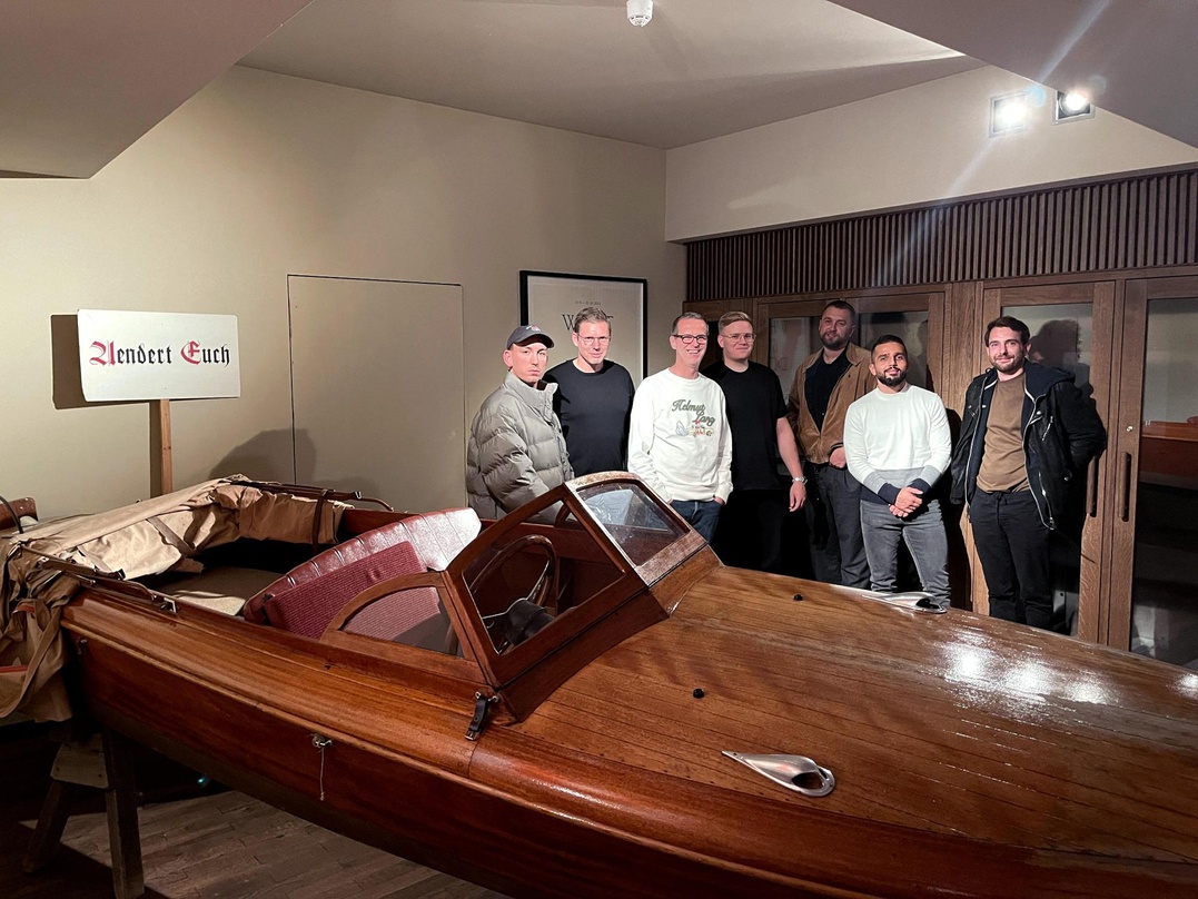 Wollen weiter im selben Boot sitzen (von links), Miksu, Thorsten Freese, Frank Stratmann, Lucas Teuchner, Macloud, Navid Tufan und Stanislav Borowski