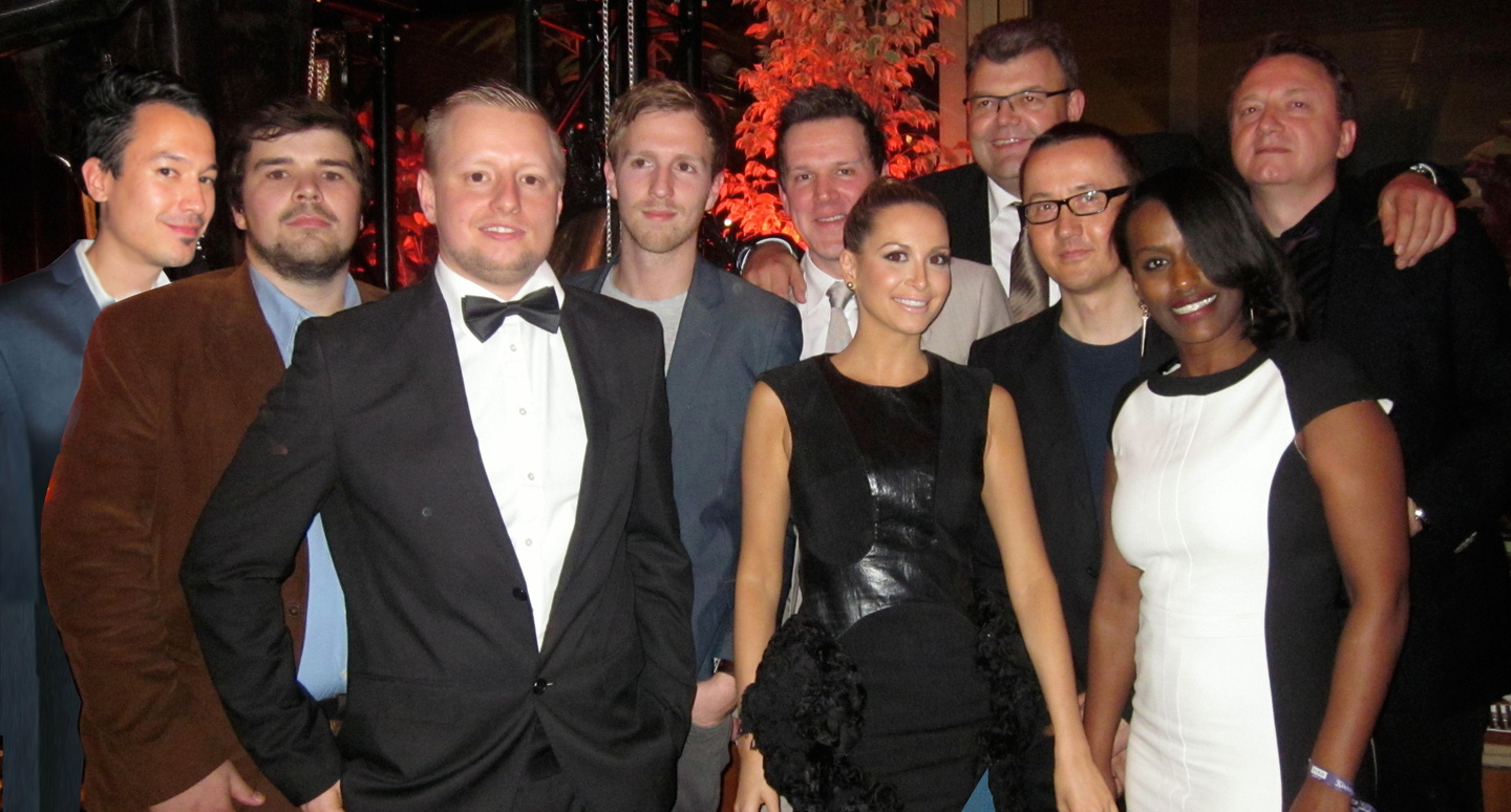 Die Partnerschaft besiegelten kürzlich (von links): Daniel Standke, Malte Kraus und Max Mönster (alle EMI Music), Benedikt von Stauffenberg (Starwatch), Uli Mücke (EMI), Mandy Capristo, Ch...