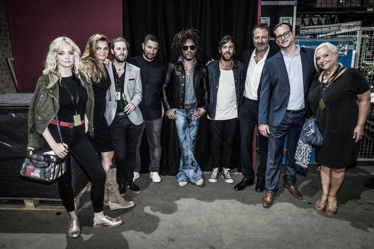 Kamen für ein Erinnungsfoto zusammen (von links): Julia Krohse (Peppermint Circus), Susanne Rohde (S-Media Berlin), Dan Linke (Manager International Promotions BMG), Teoman Saymin (Senior ...