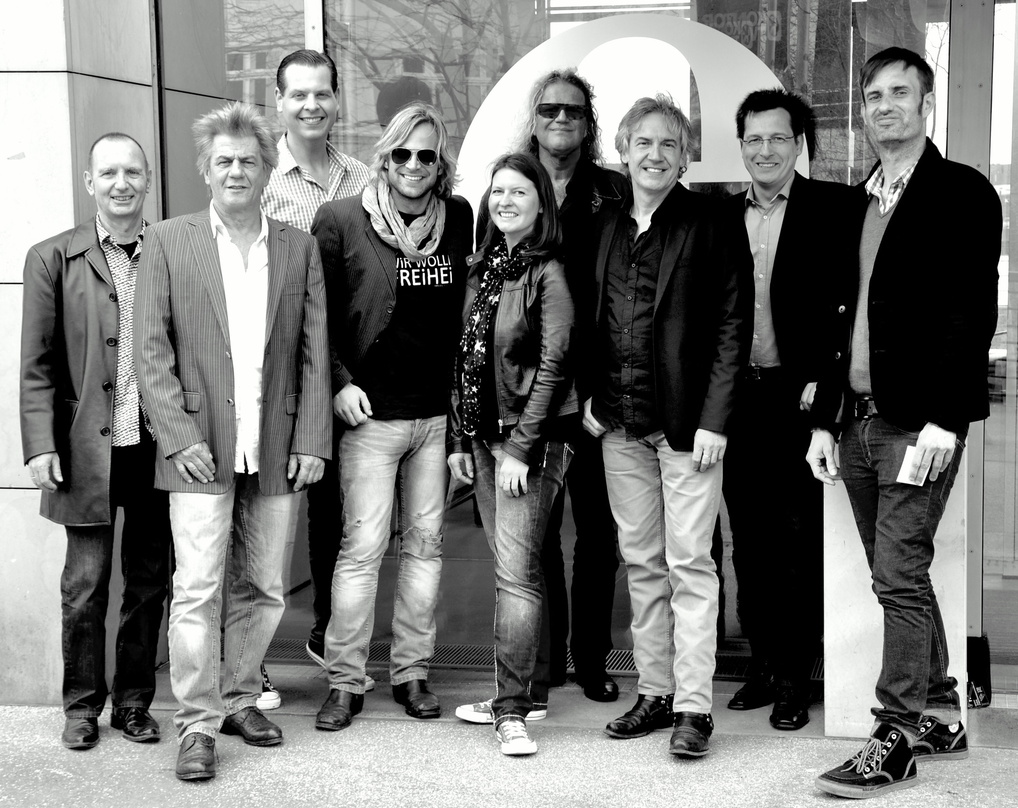 Trafen sich zum Signing in der Hamburger Edel-Zentrale (von links): Alex Grünwald, Rennie Hatzke (beide Münchener Freiheit), Christian Geller (Produzent), Jörg-Tim Wilhelm (Münchener Freih...