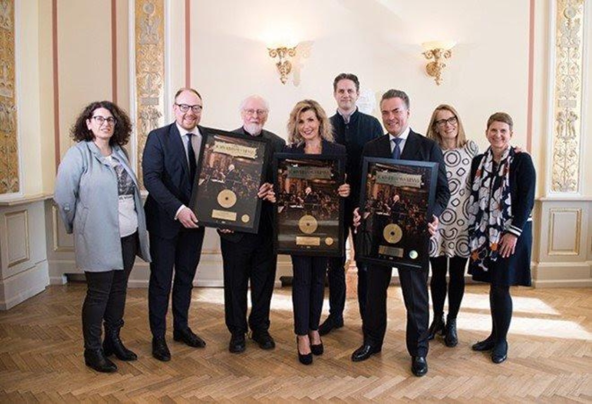 Bei der Gold-Verleihung (von links) Kleopatra Sofroniou (General Manager Classics Deutsche Grammophon), Clemens Trautmann (President Deutsche Grammophon), John Williams, Anne-Sophie Mutter...