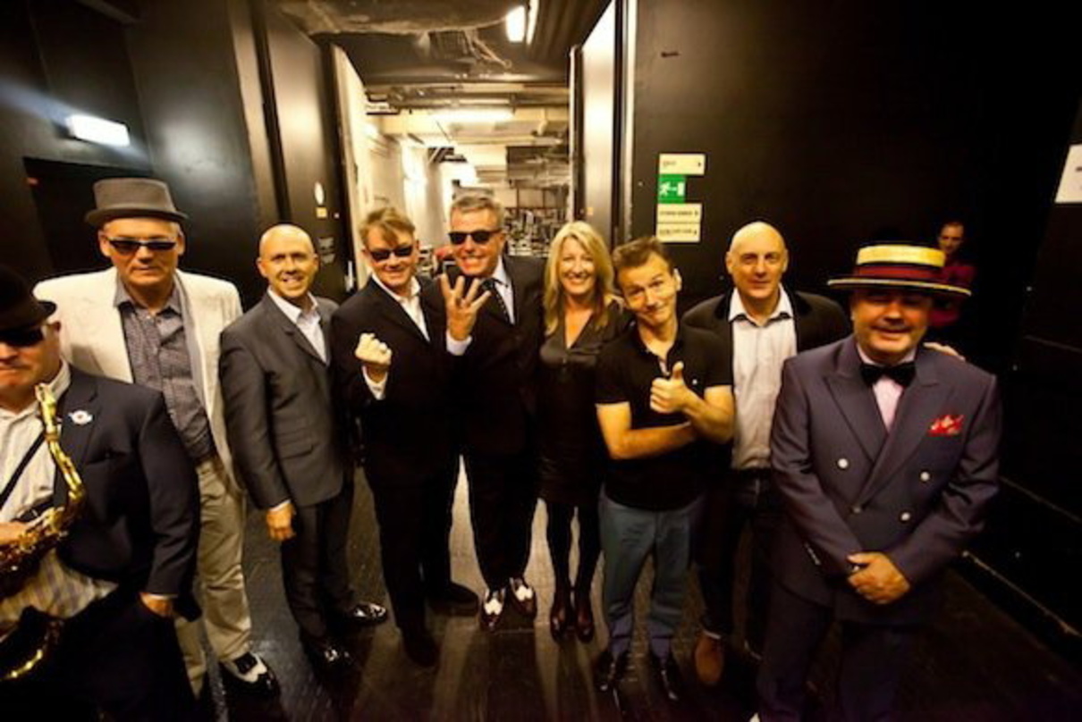 Unterzeichneten den Verlagsvertrag bei einem Konzert in Paris: Die Musiker der Formation Madness mit Imagem-UK-Chefin Kim Frankiewicz (vierte von rechts)