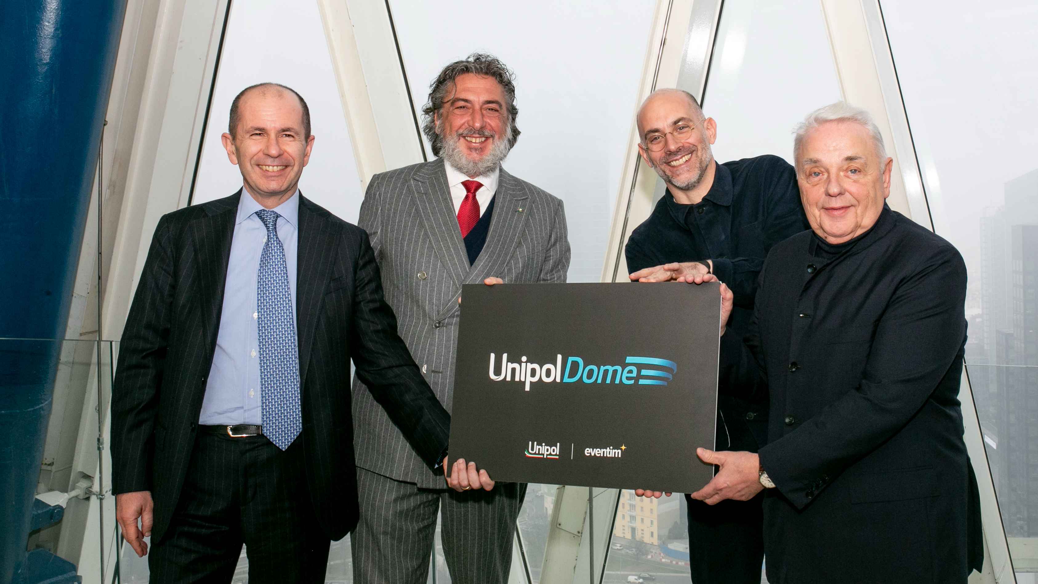 Sind sich einig geworden (von links): Matteo Laterza, Carlo Cimbri (beide Unipol), Luca Martinazzoli (Unipol Dome) und Klaus-Peter Schulenberg (CTS Eventim).