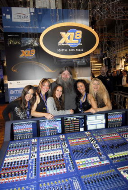 Stellten das neue Digital-Mischpult Midas XL8 vor: Metallica-Soundman "Big Mick" und die AC/DC-Coverband Thund Her Struck